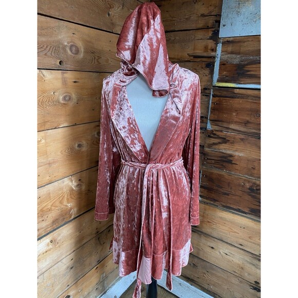 Betsy Johnson Robe M/L Dark Pink Crushed Velvet Hooded Pockets *Flaw* - Picture 5 of 9